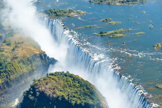 Victoria_Falls_bordering_Zimbabwe_and_Zambia
